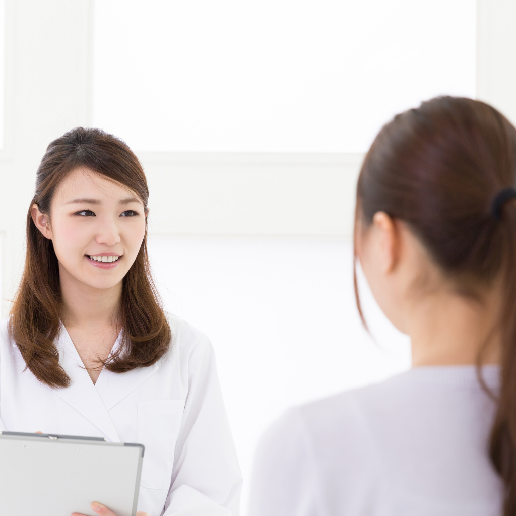 治療師分析雀斑狀況