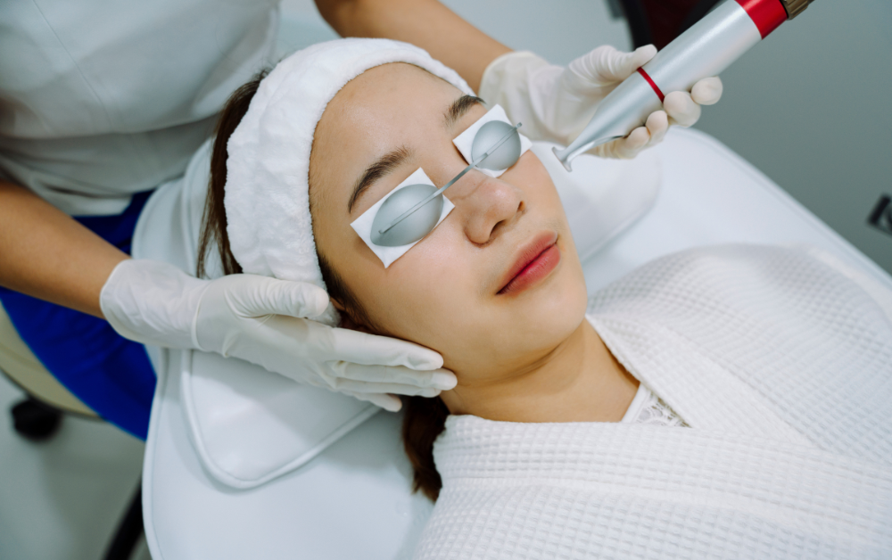 針對顴骨斑這種深層、活性的色素細胞，目前在醫學美容界，公認最有效且安全的治療方式是使用特定波長的激光